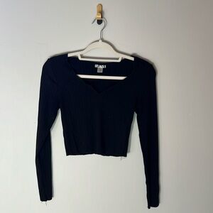 black long sleeve crop top